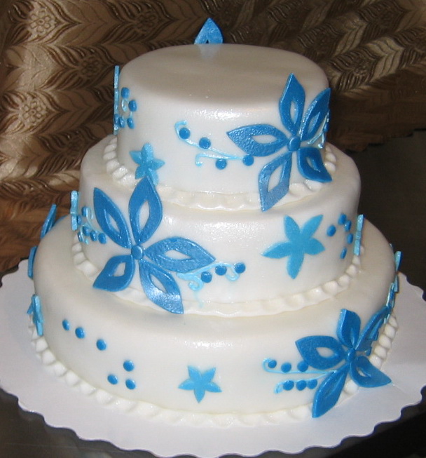 Трехъярусный белый Свадебный торт с синими цветами